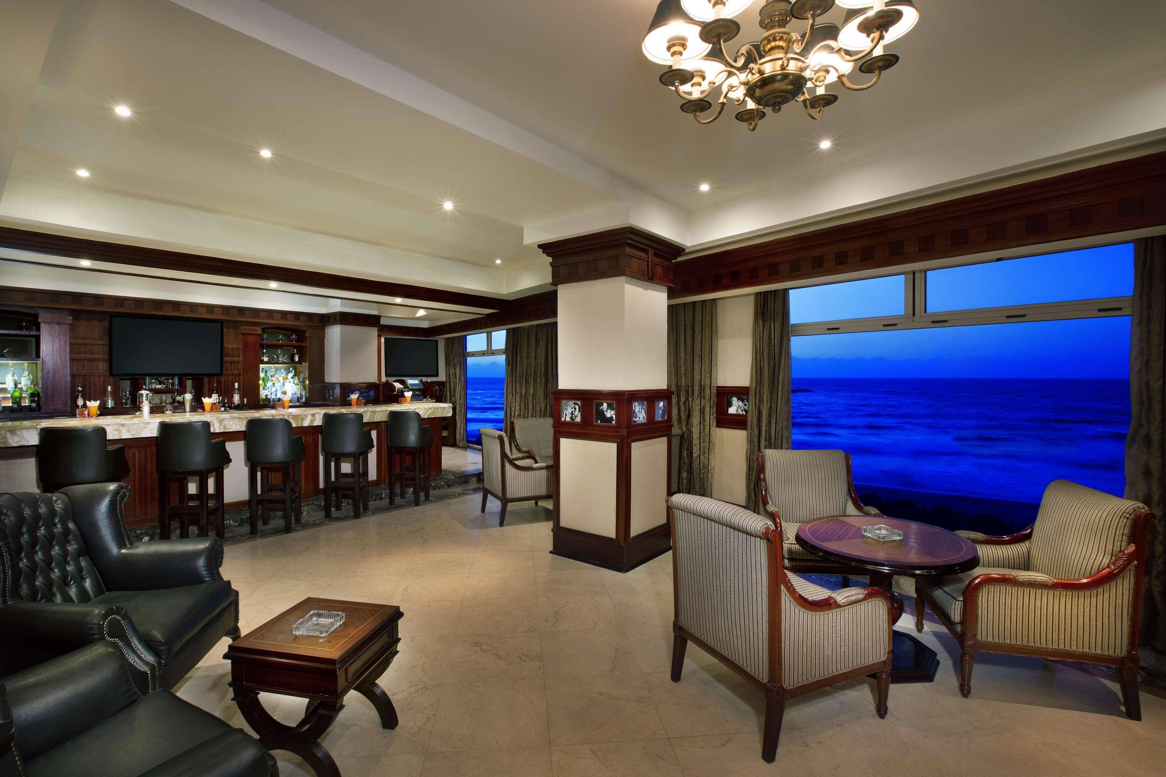 Hilton Alexandria Corniche Hotel Exteriér fotografie The Club Lounge at the airport