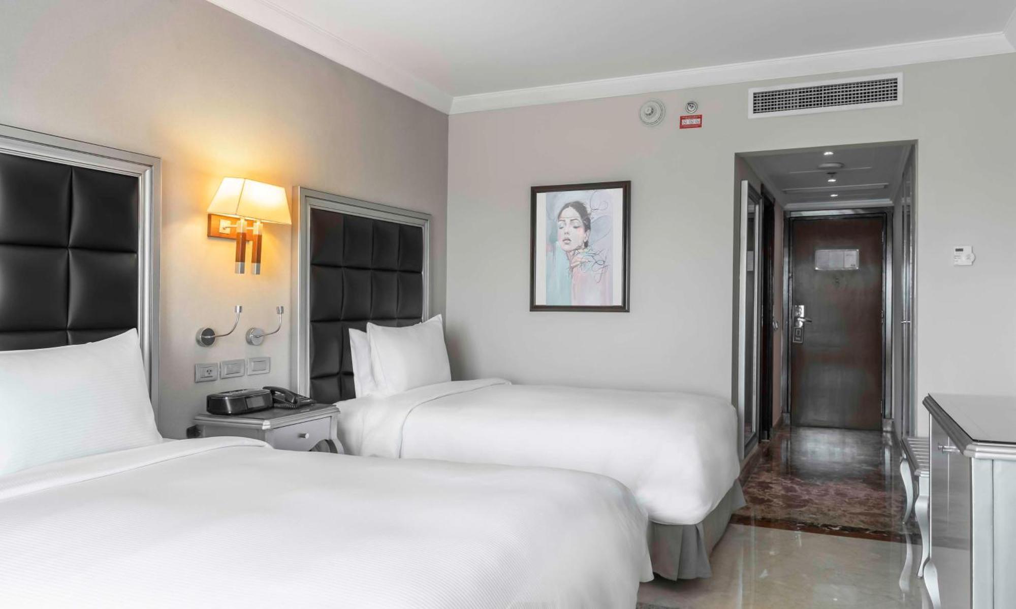 Hilton Alexandria Corniche Hotel Exteriér fotografie A room at the hotel