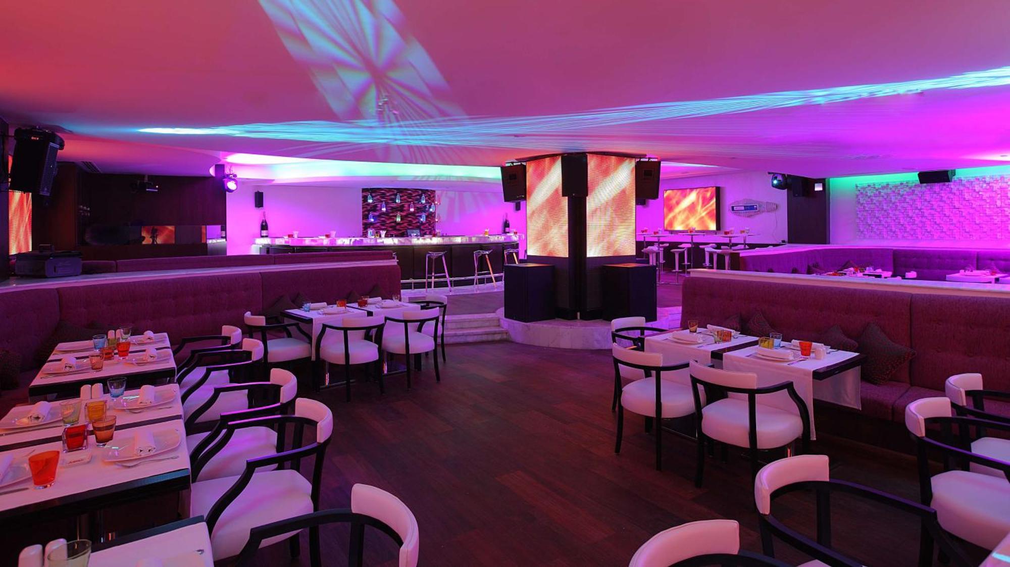 Hilton Alexandria Corniche Hotel Exteriér fotografie The interior of the nightclub