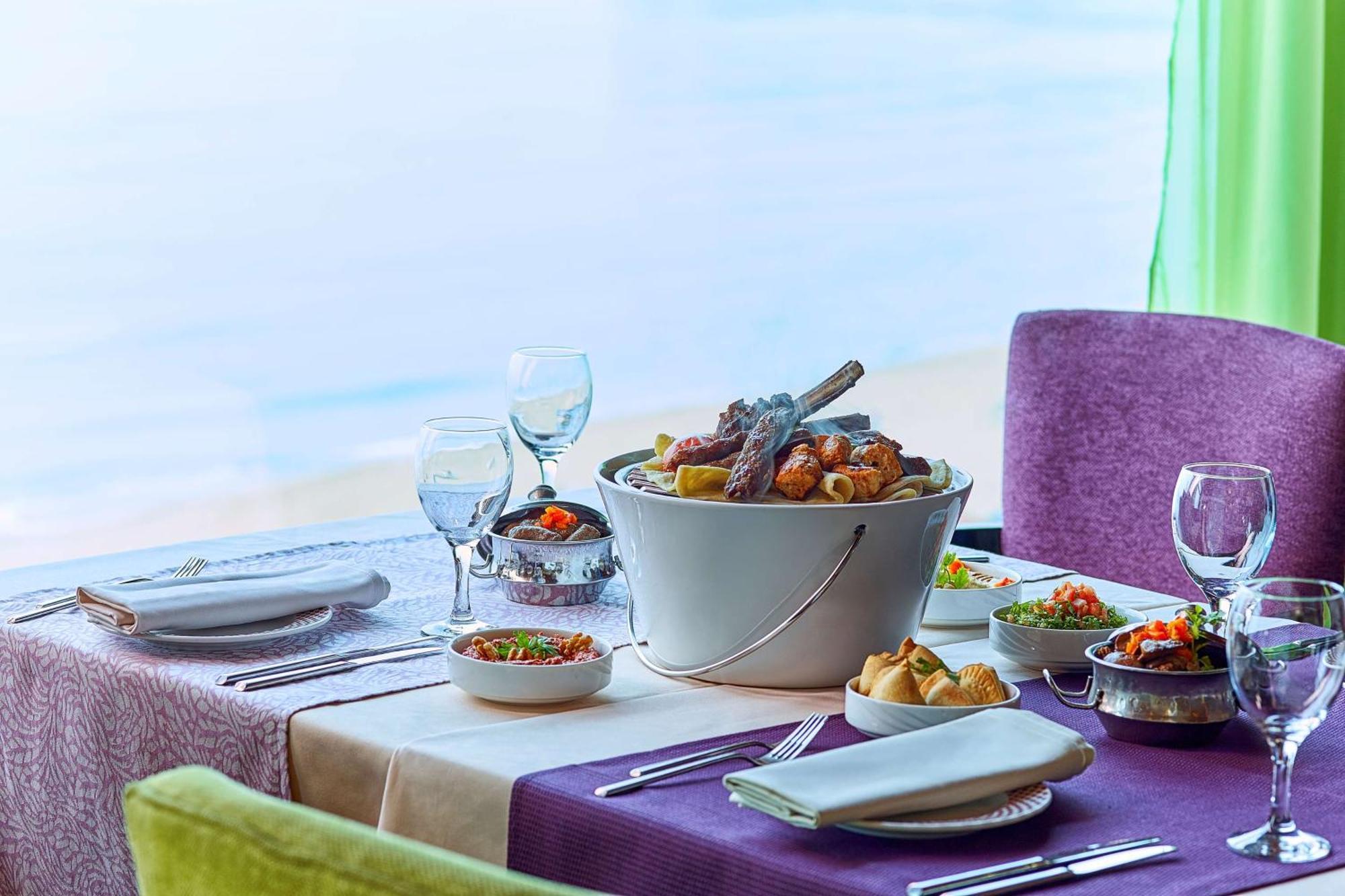 Hilton Alexandria Corniche Hotel Exteriér fotografie A table set for dinner