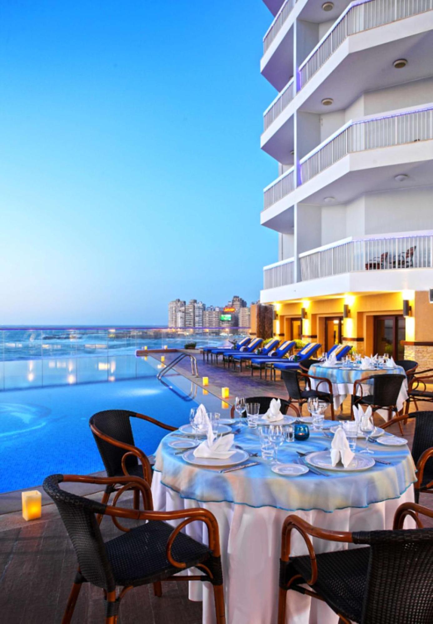 Hilton Alexandria Corniche Hotel Exteriér fotografie The pool at the Hilton Alexandria