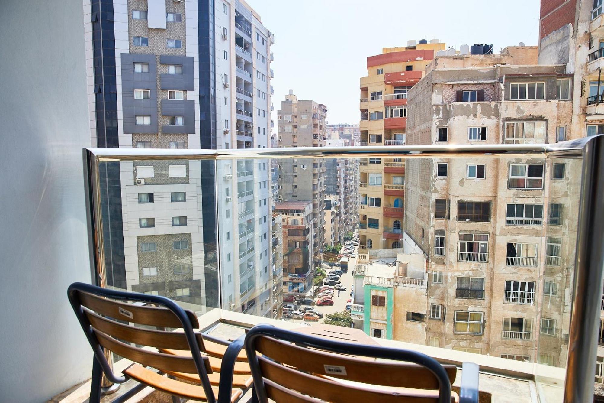 Hilton Alexandria Corniche Hotel Exteriér fotografie A balcony in Cairo, Egypt